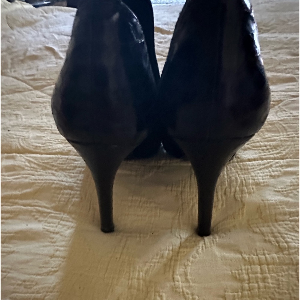 Vince Camuto Black peep toe suede/leather
